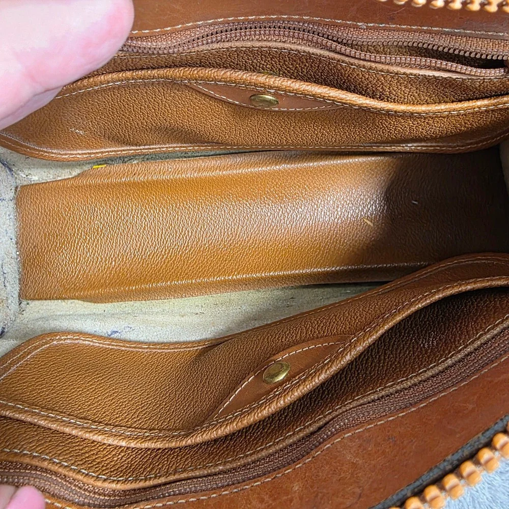 VTG Dooney & Bourke Cream Brown All Weather Leather‎ Shoulder Bag Duck Charm USA